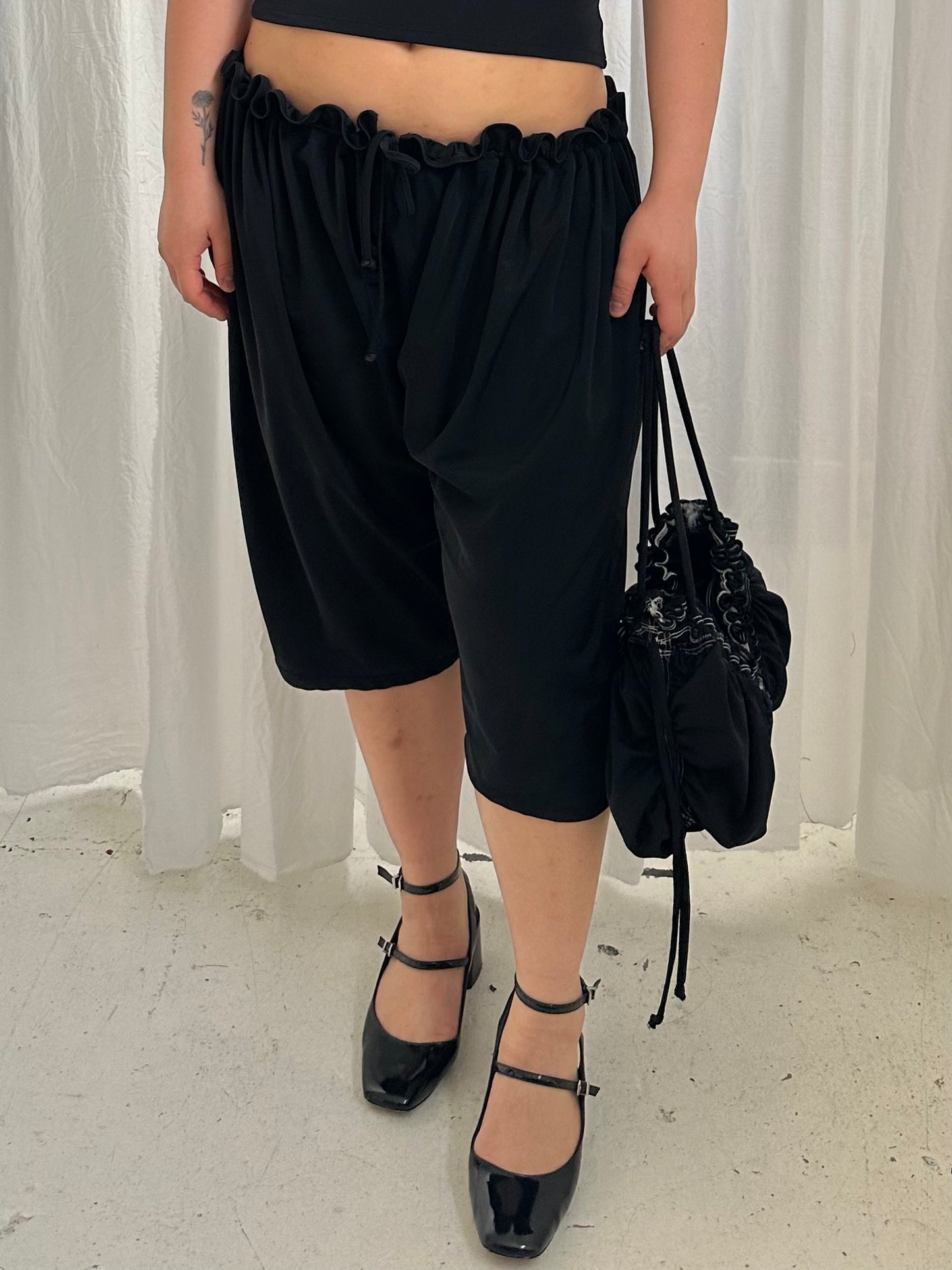 Ruffle capri board short - black