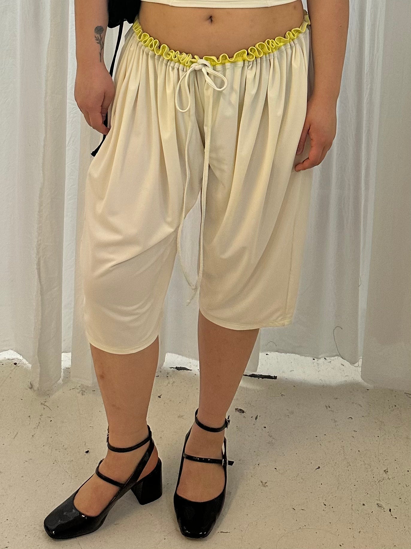 Ruffle capri board short - pearl/lemon