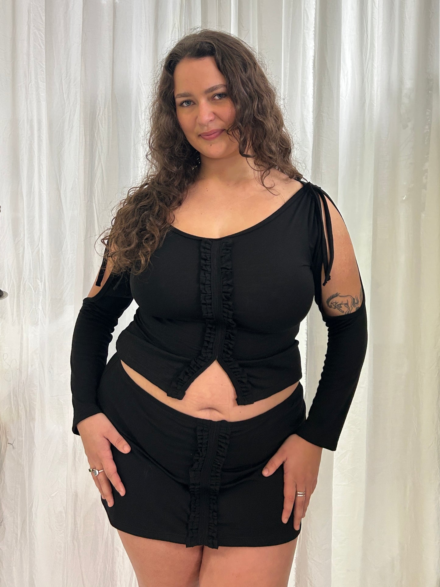Premium merino wool frilly mini skirt - black