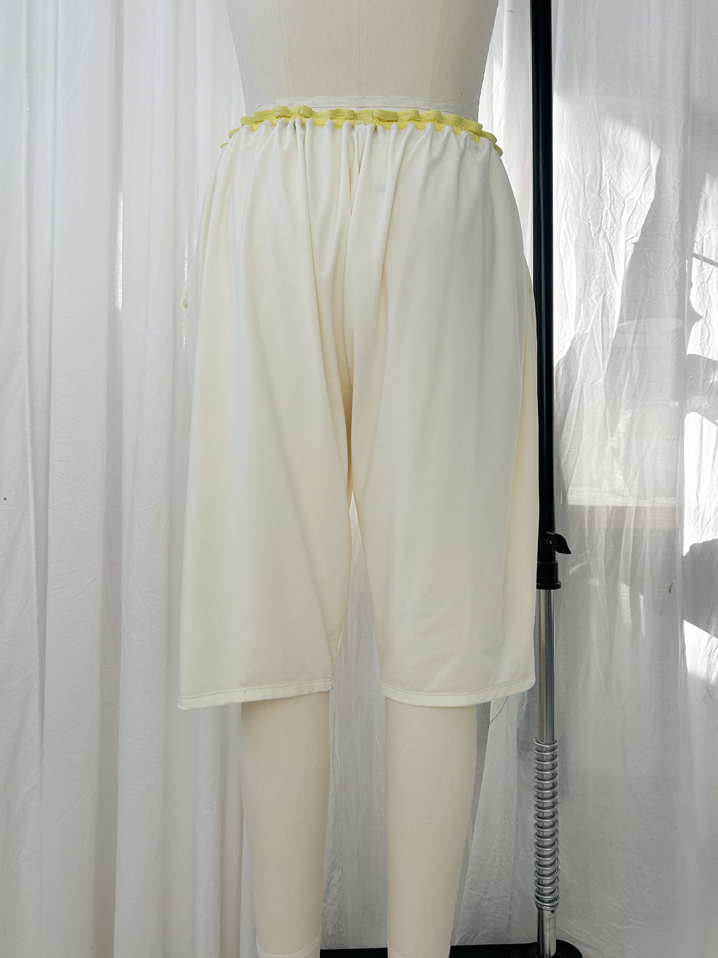 Frilly capri pants - pearl/lemon (medium-large)