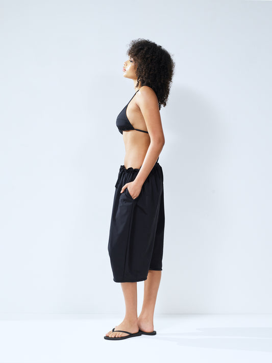 Ruffle capri board short - black