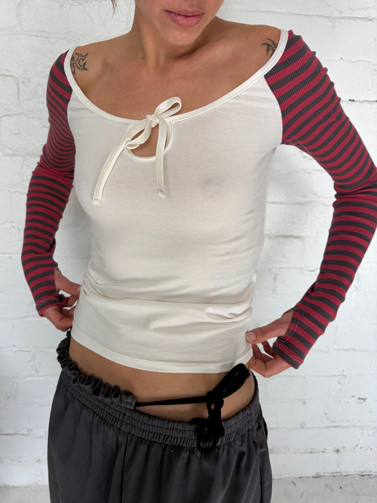 Raglan keyhole long sleeve in organic cotton - white/red