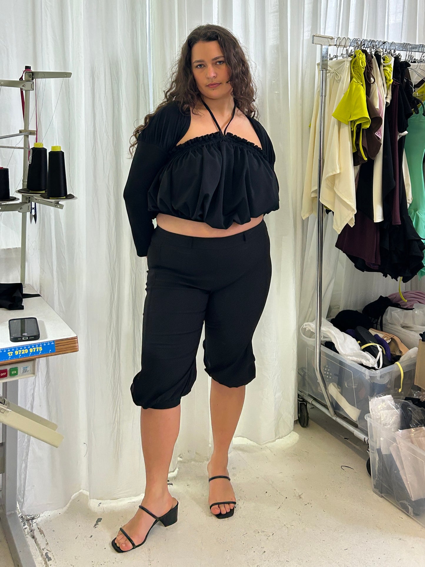 Toque panelled capri trouser - black