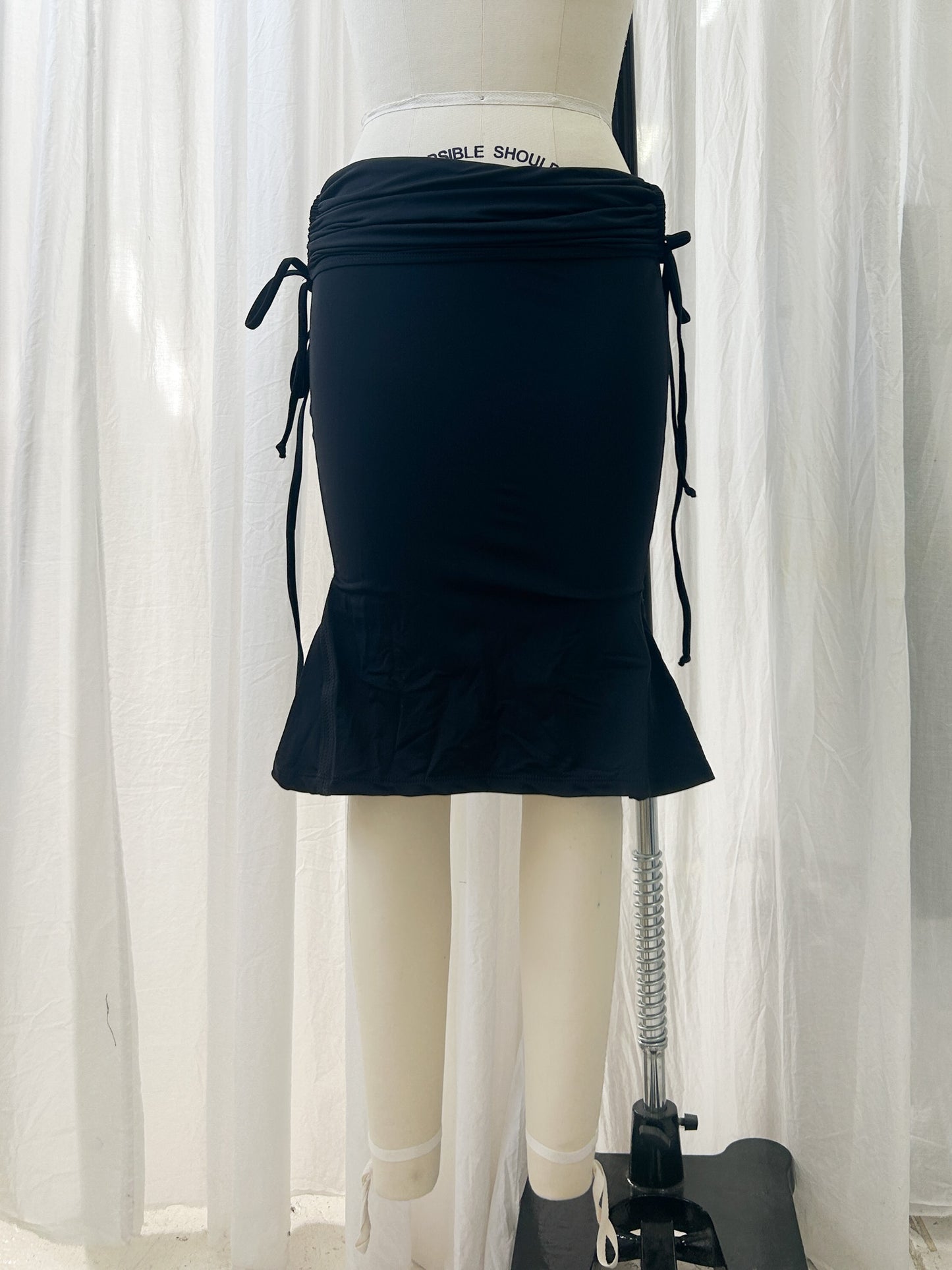 AW23- Fluted pencil skirt - black (extra small)