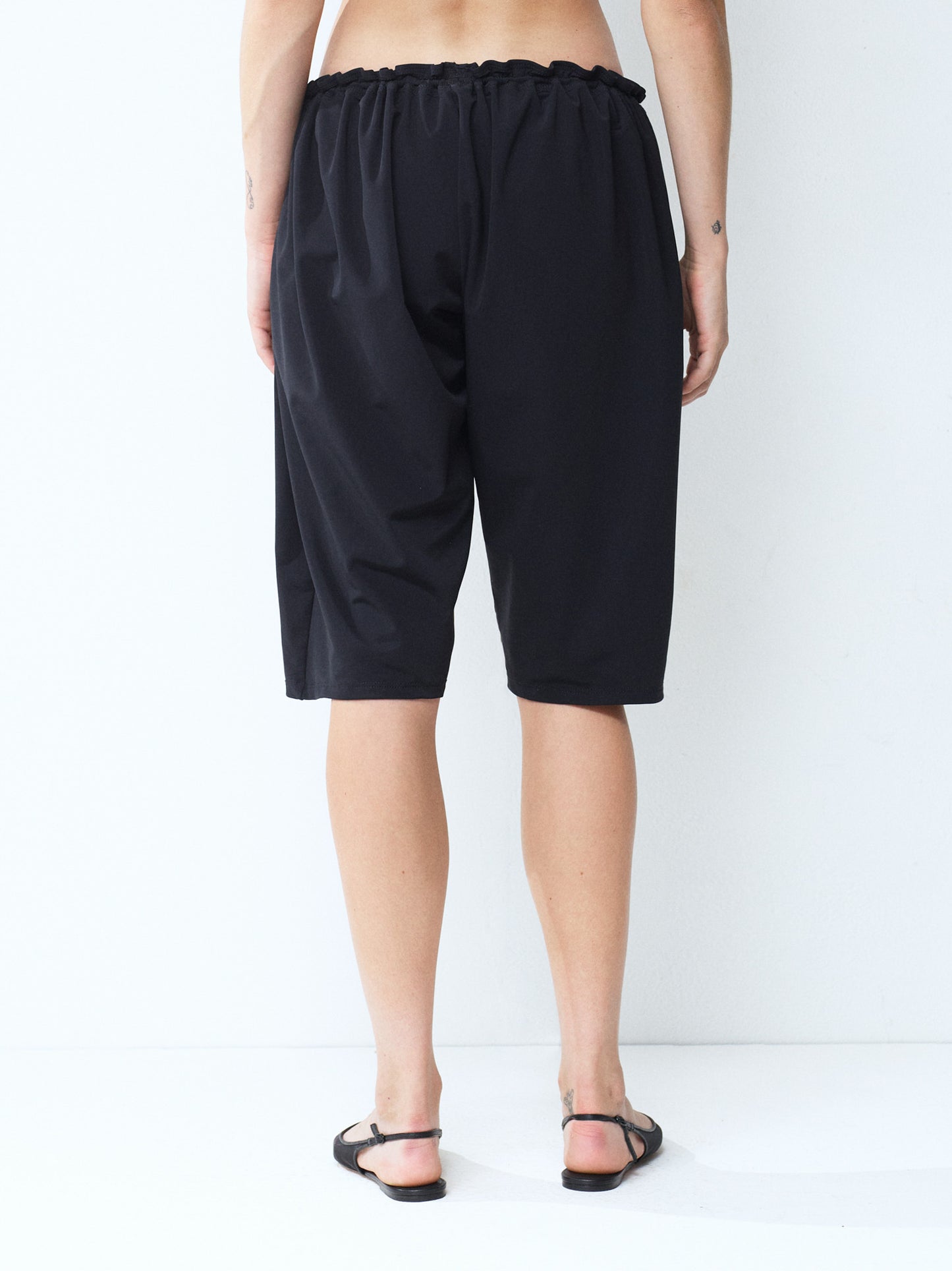 Ruffle capri board short - black