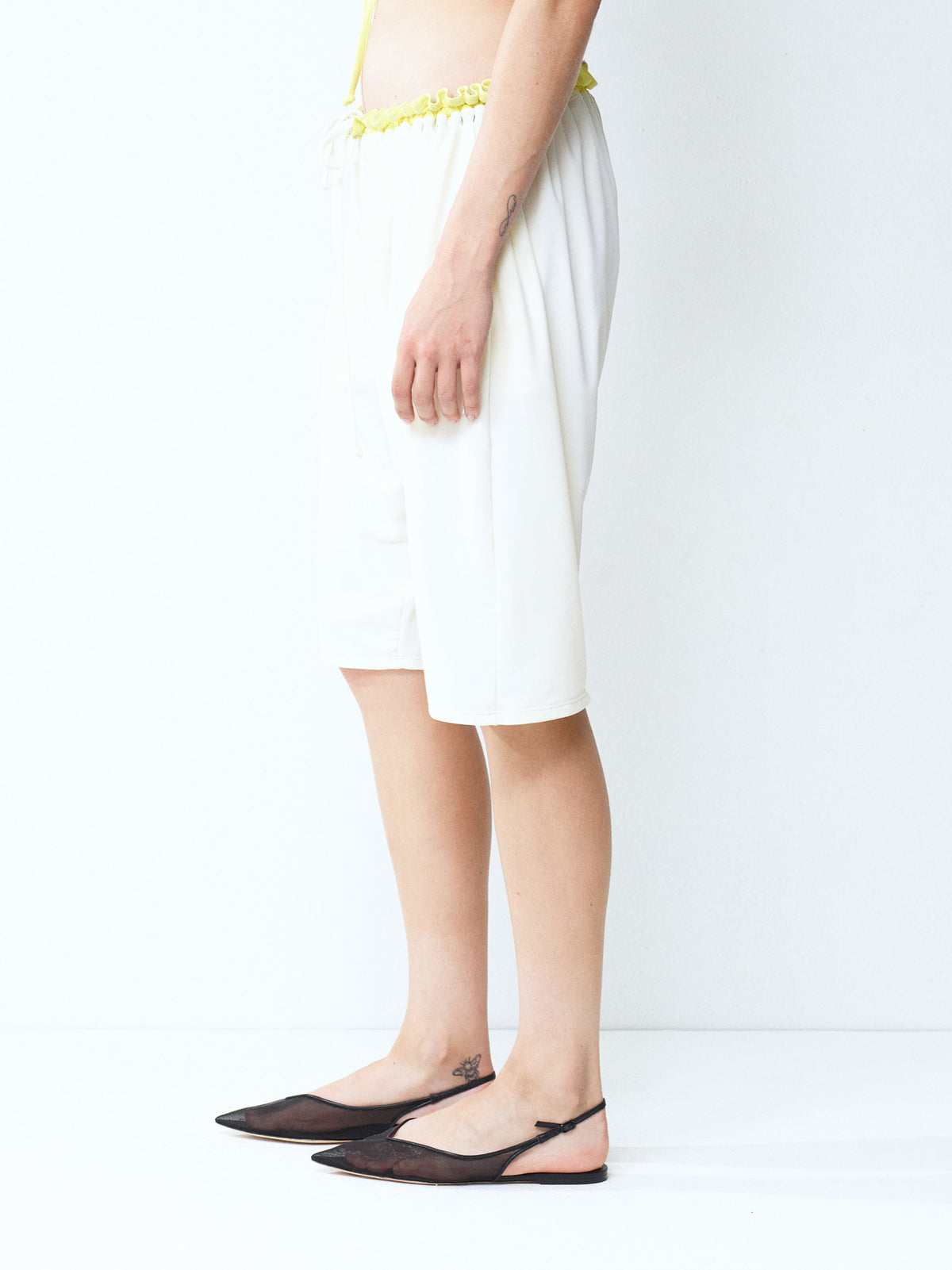 Ruffle capri board short - pearl/lemon