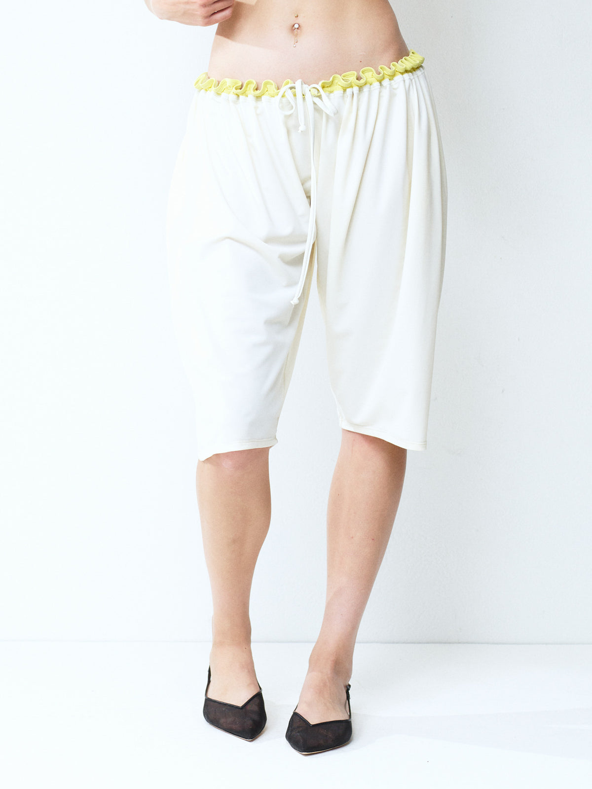 Ruffle capri board short - pearl/lemon